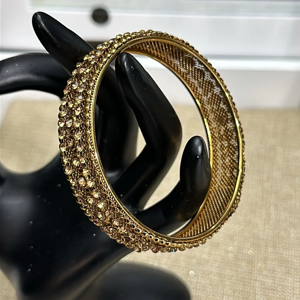 Beautiful Gold Tone Bangle - Picture 3 of 9